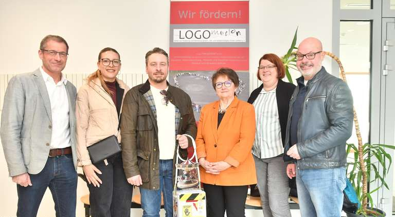 41838715-spendenuebergabe-an-der-helmut-von-bracken-schule-von-links-nach-rechts-schulleiter-marc-rauber-sabrina-und-andre-walldorf-foerderverein-vorsitzende-4370